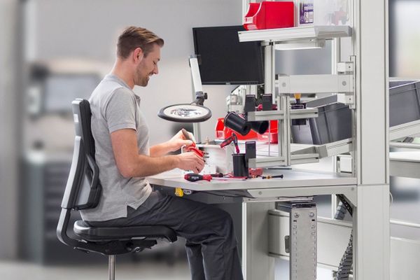 Arbeitsplatzgestaltung in der Industrie Bild zeigt einen Mann an einem Industriearbeitsplatz, Link führt zu einem Blogbeitrag zum Thema "Industriearbeitsplatz-Gestaltung"
