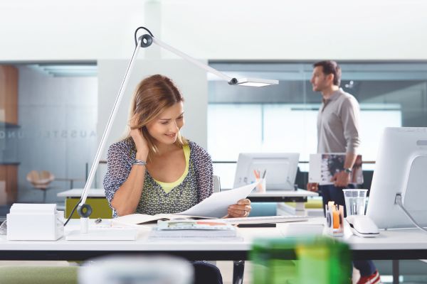 So findest du die perfekte Beleuchtung für deinen Arbeitsplatz Link führt zu einer Übersichtsseite zum Thema "ergonomische Beleuchtung"