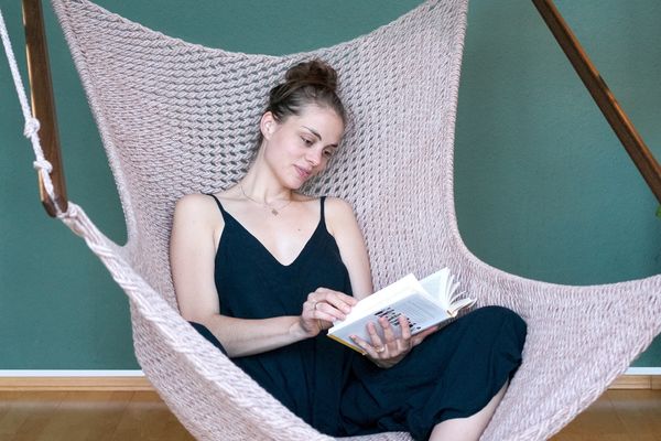 Entspannungsorte für zuhause Bild zeigt eine Frau in einem Hängestuhl. Link führt zu einem Blogbeitrag zum Thema "Entspannungsorte für zuhause"