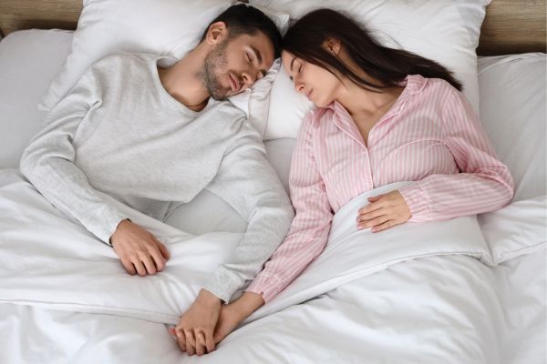 Mehr Komfort im Doppelbett Link führt zu einem Blogbeitrag zum Thema "Mehr Komfort im Doppelbett", Bild zeigt ein Paar im Bett, dass ich in den Händen hält.