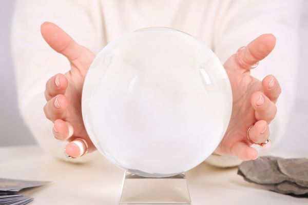 Ausblick:Rückengesundheit 2055 Link führt zu einem Blogbeitrag zum Thema "Ausblick Rückengesundheit 2055", Bild zeigt eine Wahrsagekugel und zwei Hände