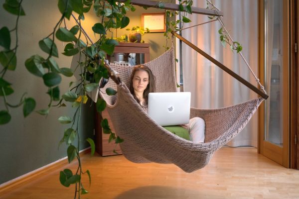 Hängestühle sind für kleine Zimmer ein rückenfreundlicher Sitzplatz. Link führt auf einer Übersichtsseite mit rückenfreundlichen Hängestühlen.