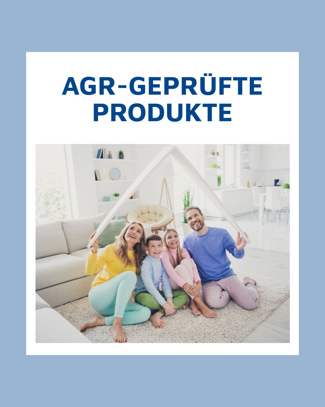 . Grafik mit Schriftzug AGR-geprüfte Produkte und Familie im Wohnzimmer unter einem dachförmig gehaltenen Rahmen.