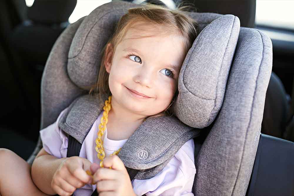 Autokindersitze & Babyschalen Mädchen sitzt in Autokindersitz. Link zu Autokindersitz und Babyschalen