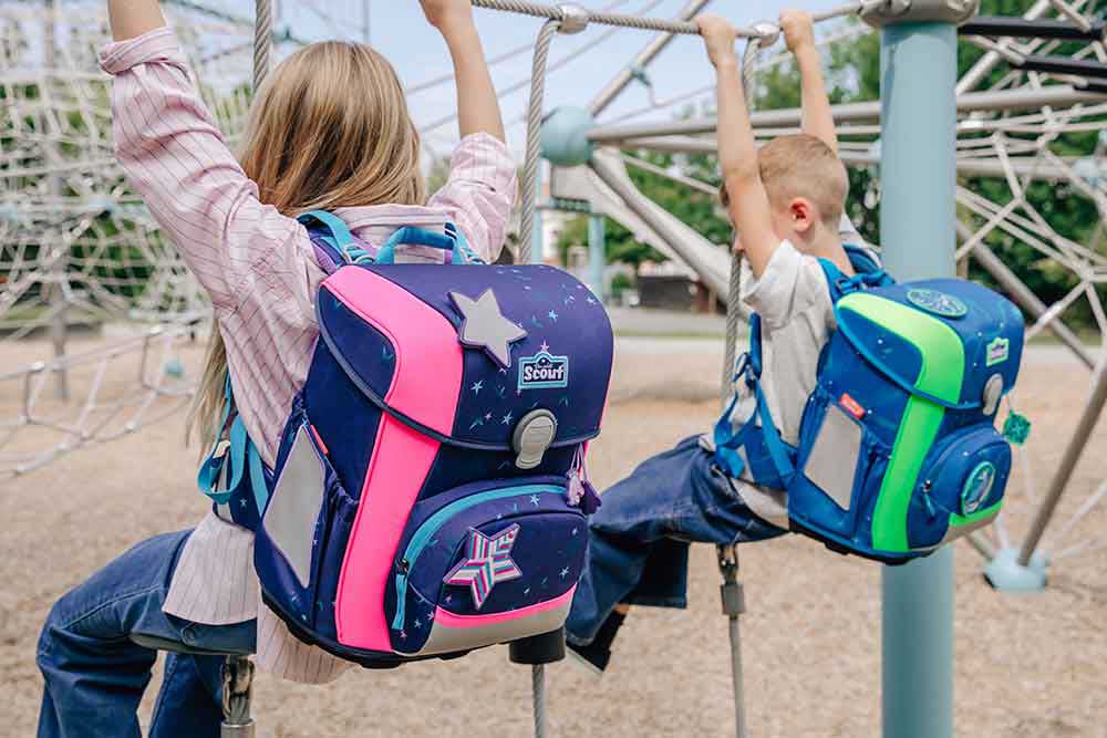 Schulranzen und Schulrucksäcke Zwei Kinder mit Schulranzen